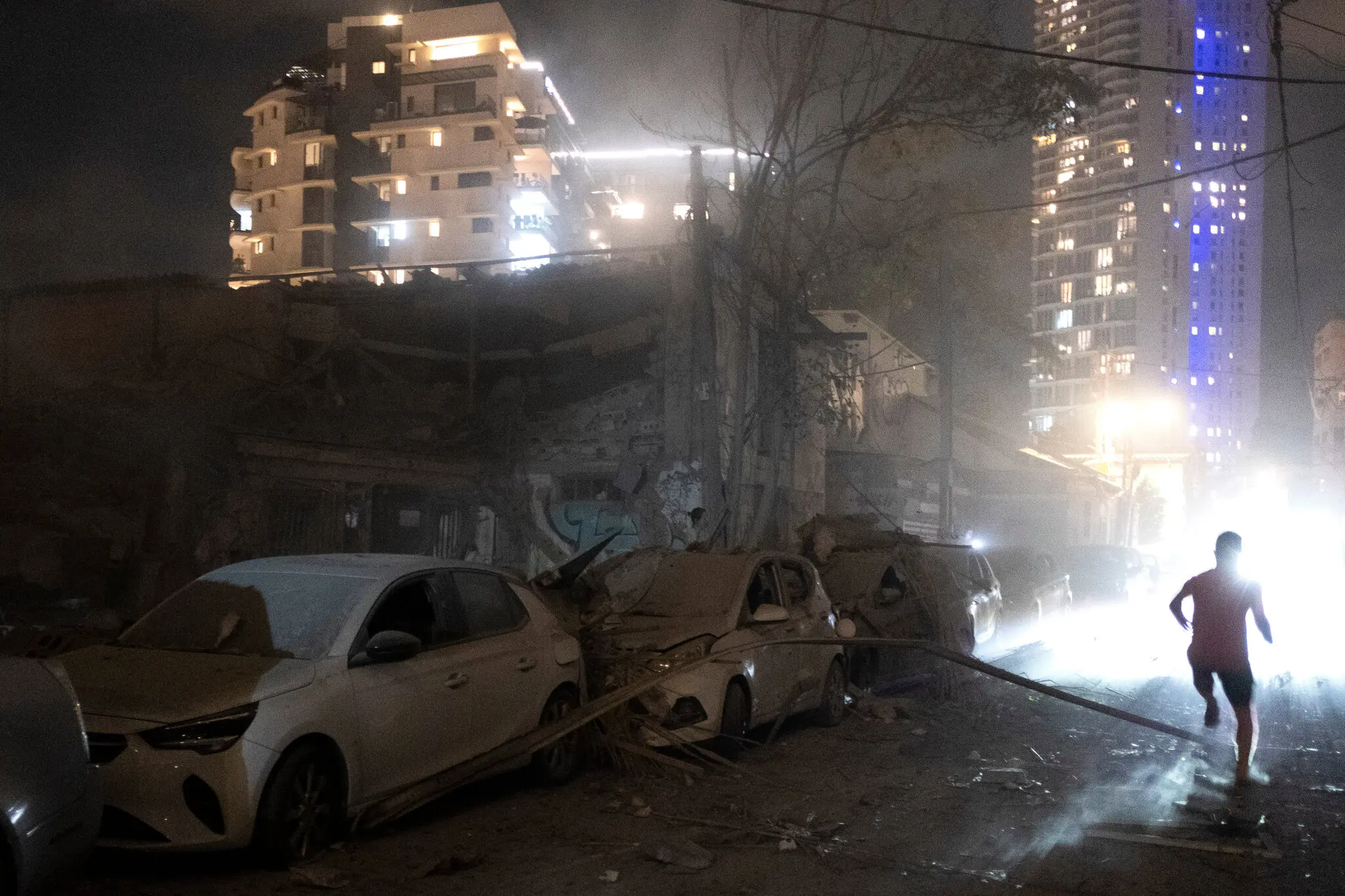 Біньямін Нетаньяху заявив у суботу ввечері з Тель-Авіва, що ізраїльські військові все ще очищають бойовики з ізраїльських міст поблизу Гази